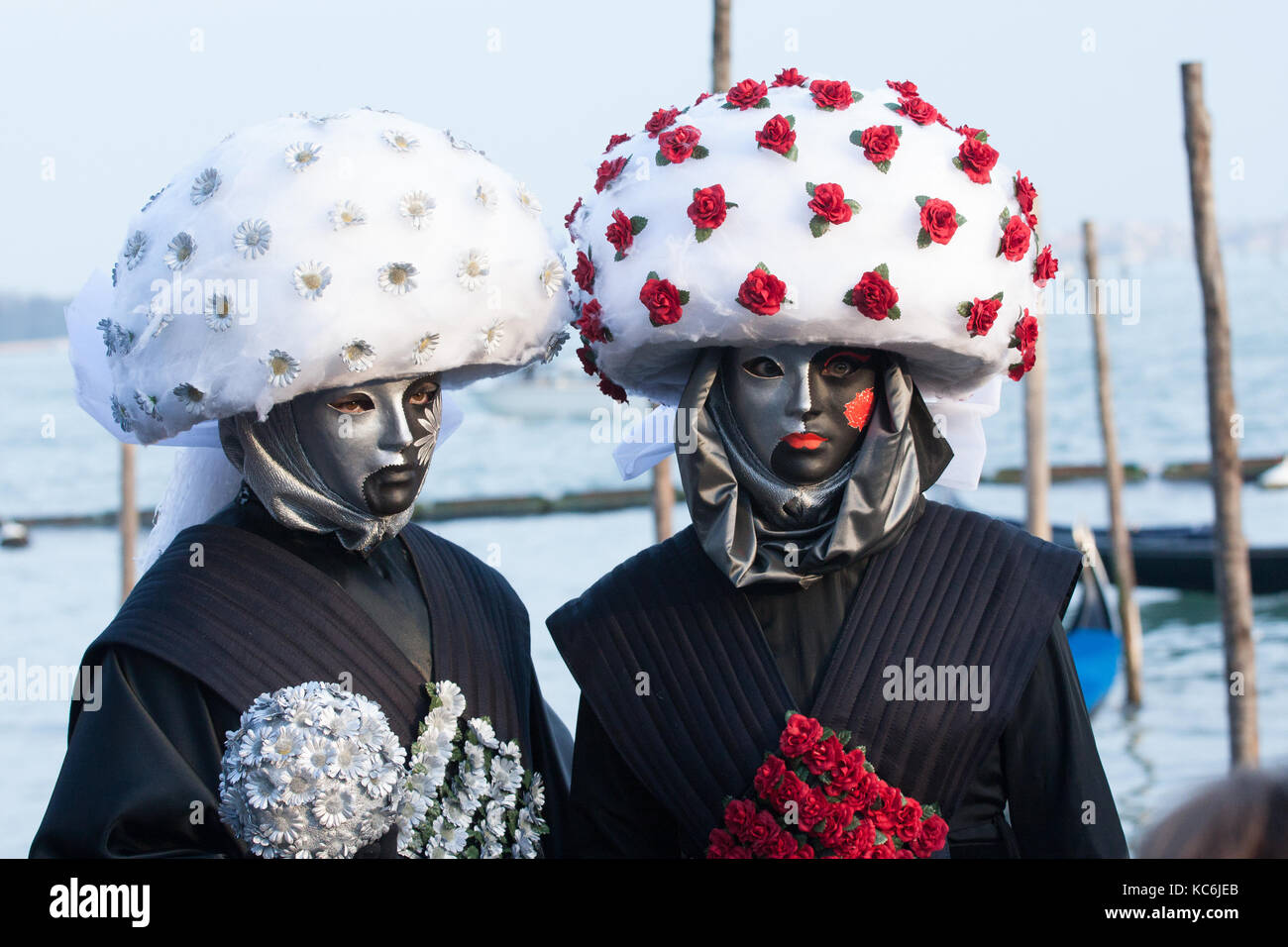 Costumi di carnevale che assomigliano a carte da gioco, con cappelli  gigante, al carnevale di Venezia, circondato dalla bellissima laguna di  Venezia Foto stock - Alamy