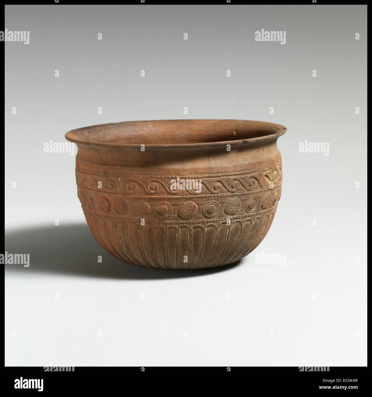 In Terracotta ciotola Megarian, ellenistica, ca. 150-100 A.C., romana, terracotta; stampo fatto, h. 2 5/8 in. (6.7 cm); d. 4 3/8 in. (11.1 Foto Stock