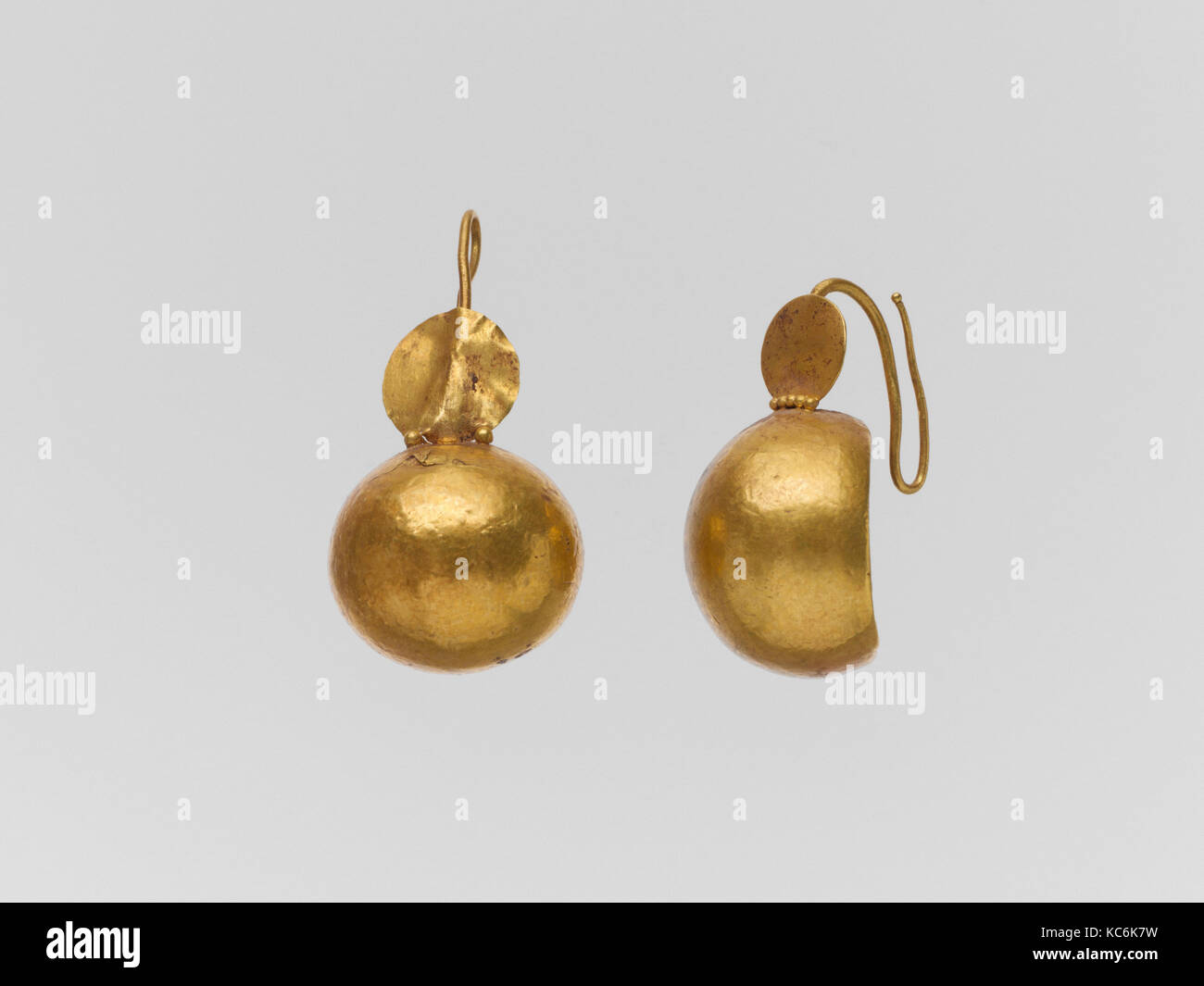Orecchini in oro con disco convesso e piccolo disco, 1st-II secolo A.d Foto Stock