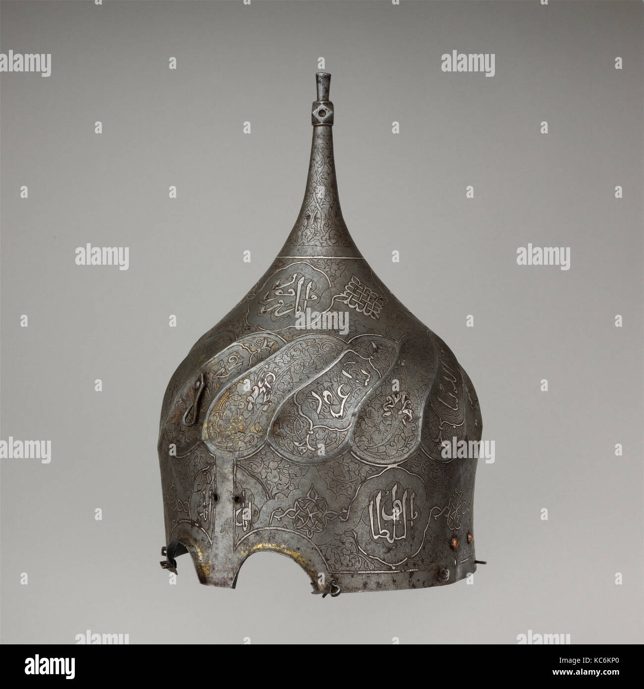 Turbante casco, tardo XV secolo iraniano, acciaio, oro, argento, H. 13 1/8 in. (33.34 cm); Diam. 9 1/2 in. (24.13 cm); Wt. 2 lb Foto Stock