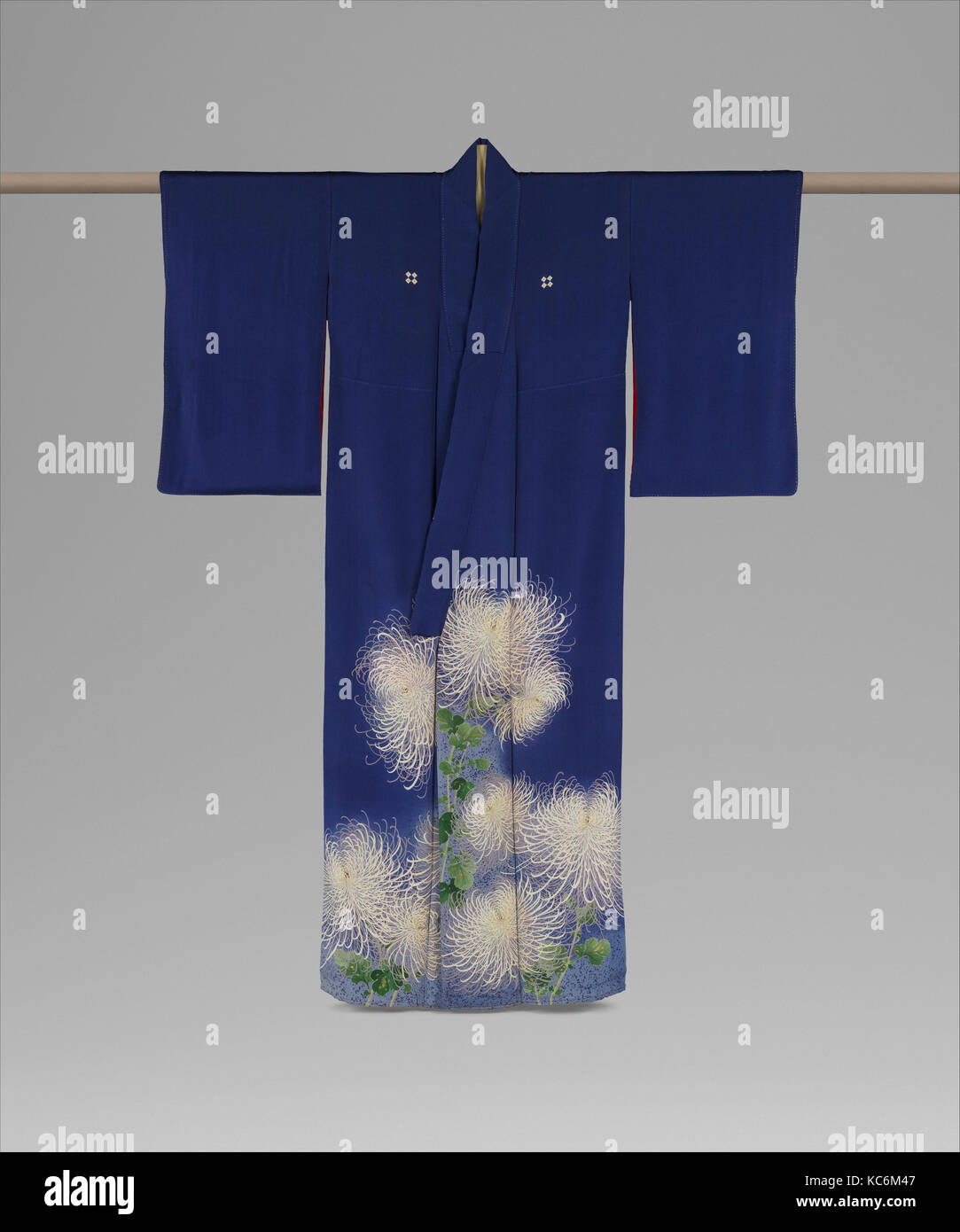 青紫縮緬地菊模様着物 （襲付）, Kimono Ensemble con crisantemi Foto Stock