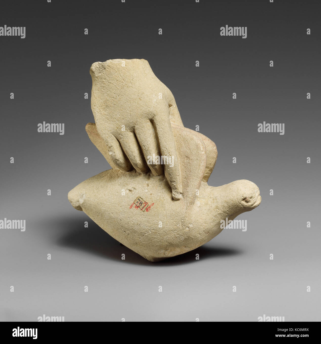 Calcare mano che tiene una colomba, cipriota, calcare, complessivo: 5 1/2 x 3 x 5 7/8 in. (14 x 7,6 x 14,9 cm), scultura in pietra Foto Stock