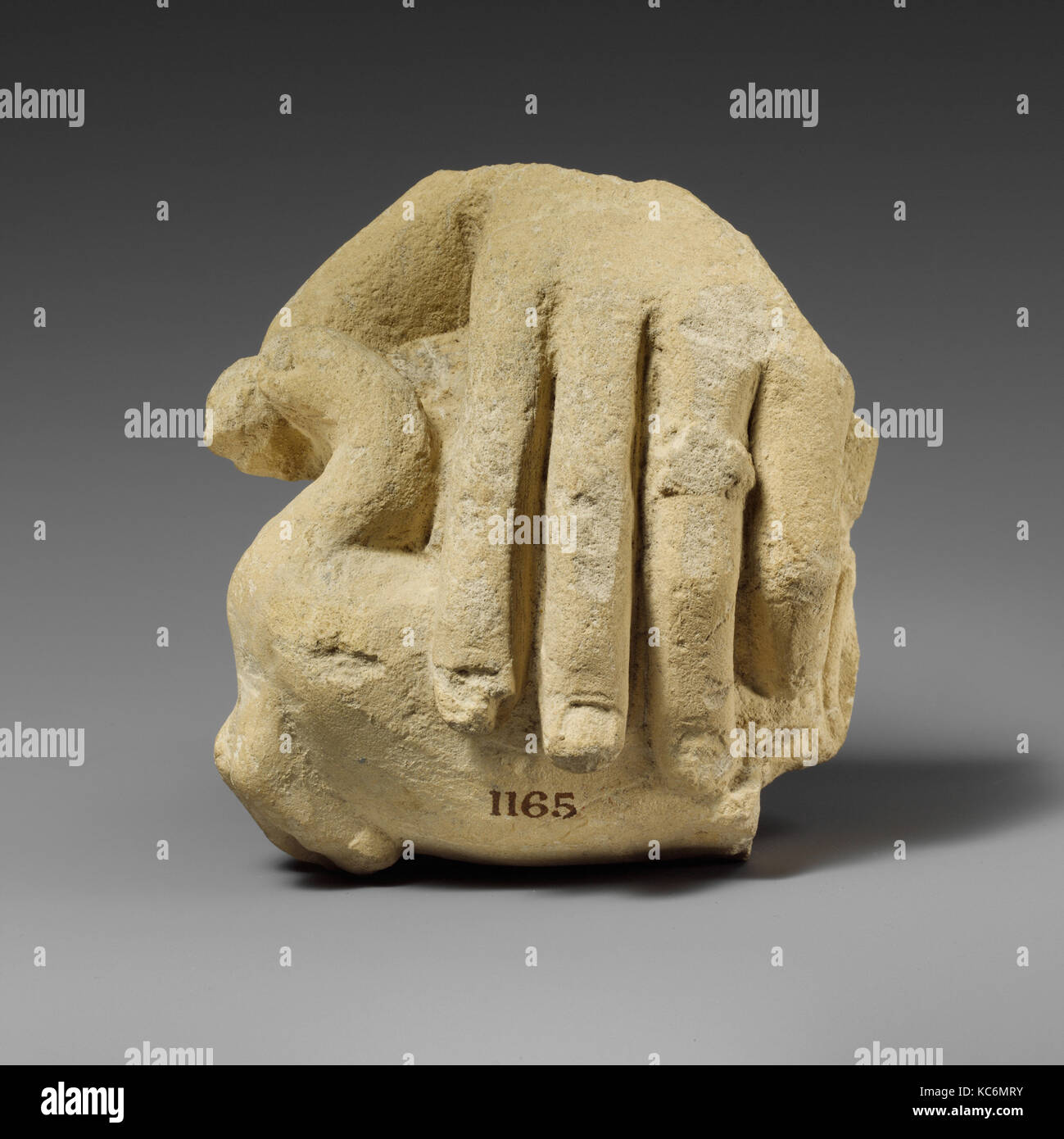 Calcare la mano tenendo un uccello, 3rd-I secolo A.C. Foto Stock