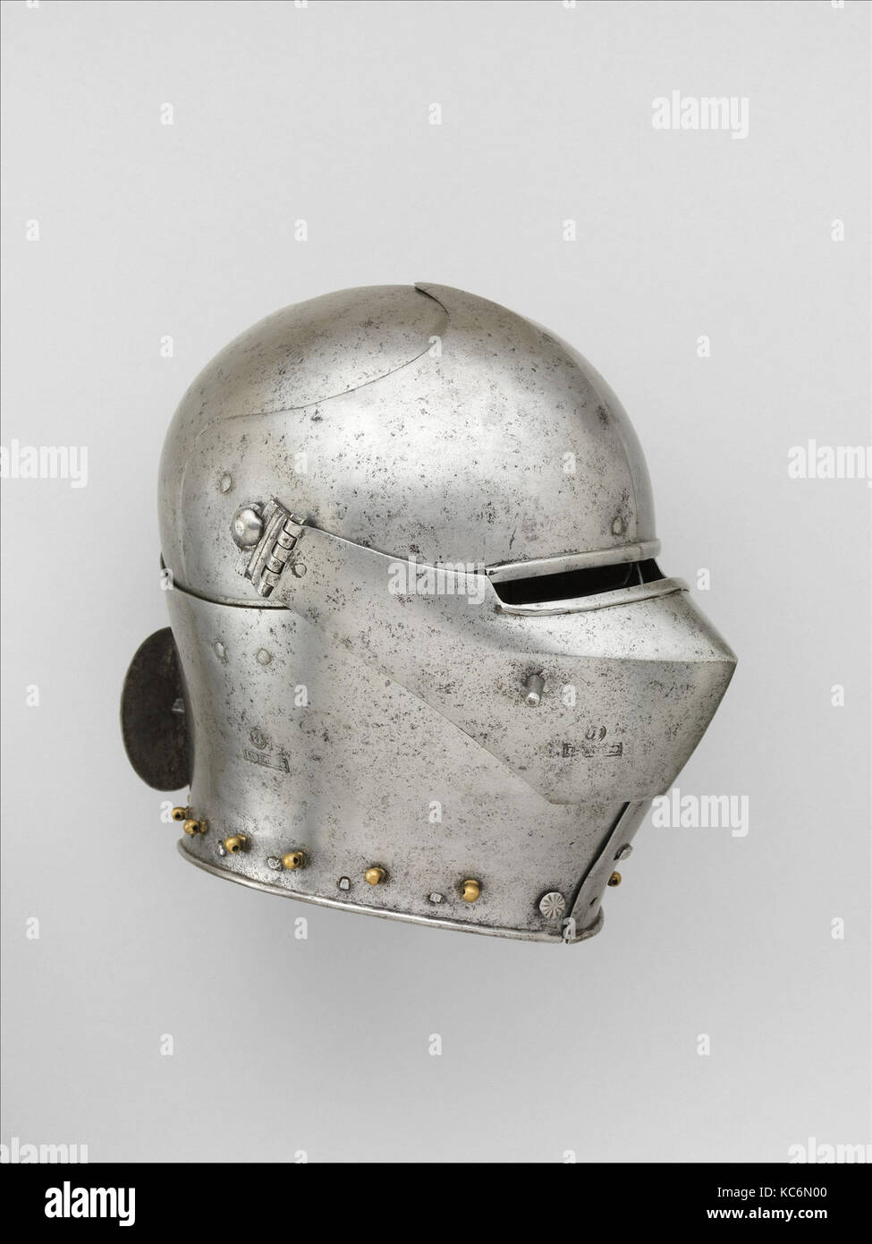 Armet, ca. 1440, probabilmente Milano, Italiano, probabilmente Milano, acciaio in lega di rame, H. 10 3/8 in. (26,3 cm); W. 8 1/4 in. (21 cm Foto Stock