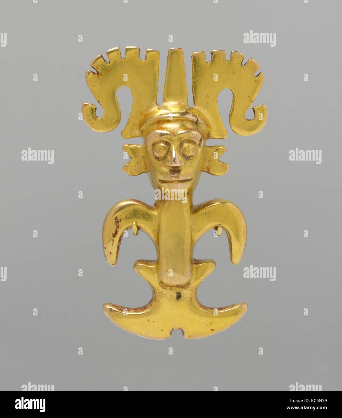 La figura stilizzata, pendente 5th-decimo secolo, Panama, lo stile internazionale, oro, H. 2 1/8 x W. 1 3/8 in. (5,4 x 3,5 cm), metallo Foto Stock