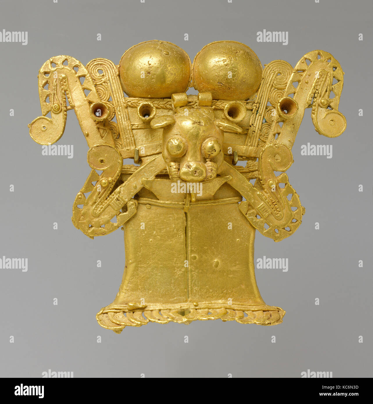 La figura stilizzata, pendente 12th-XIV secolo, Panama, Parita, oro (cast), H. 4 1/2 in. (11,43 cm), Metal-Ornaments Foto Stock