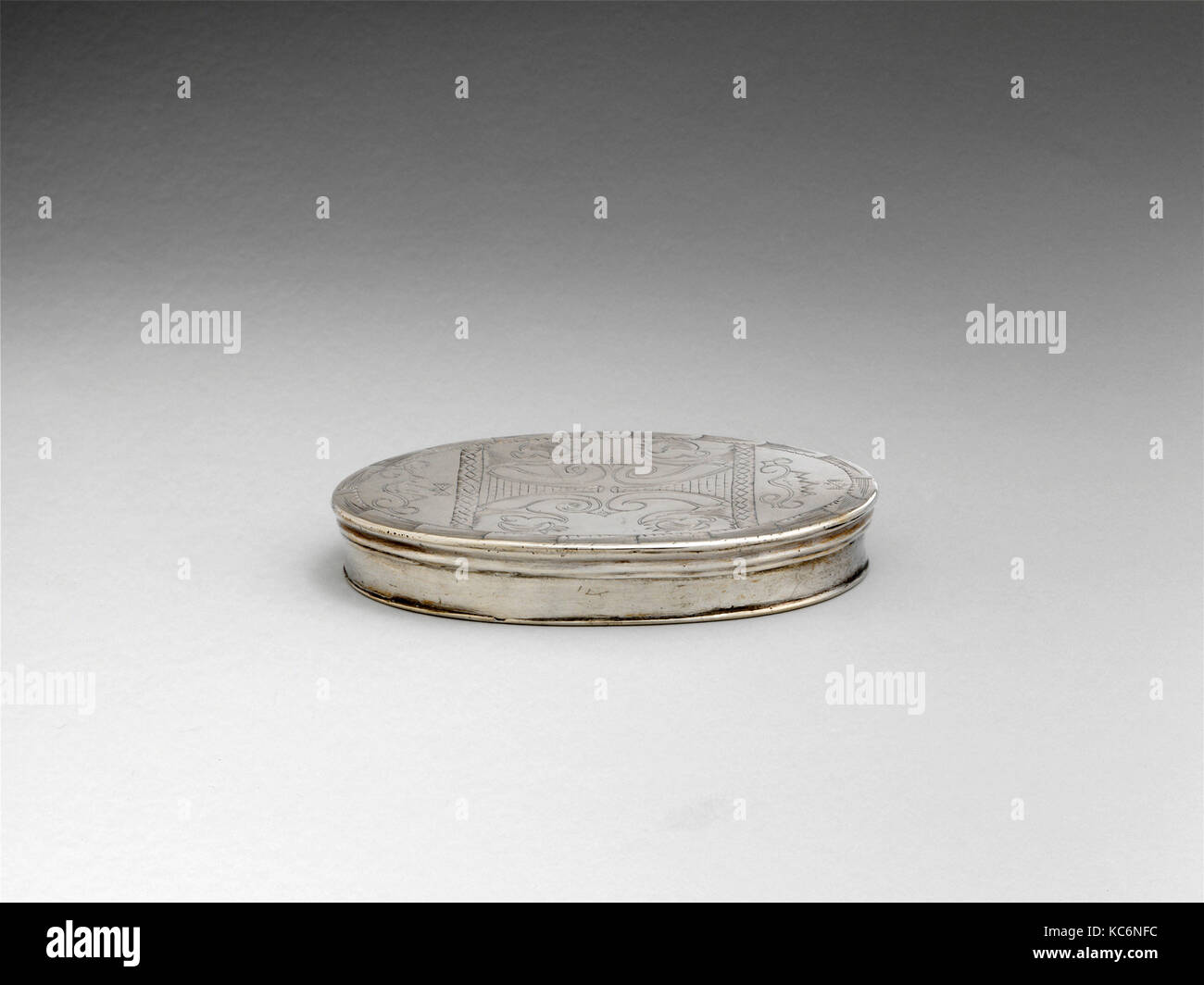 Casella di patch, 1700-1735, American, argento, complessivo: 1/2 x 2 7/8 x 1 7/8 in. (1,3 x 7,3 x 4,8 cm); 1 oz. 7 dwt. (41,2 g), argento Foto Stock