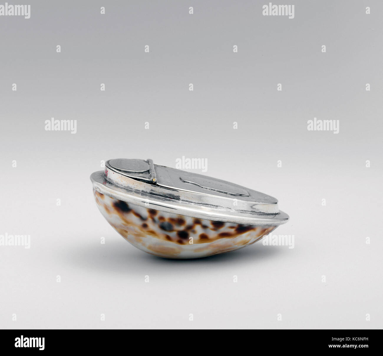 Tabacchiera, ca. 1825, American, argento, shell, 1 x 2 3/8 x 1 7/8 in. (2,5 x 6 x 4,8 cm); 1 oz. 5 dwt. (39,1 g), argento Foto Stock