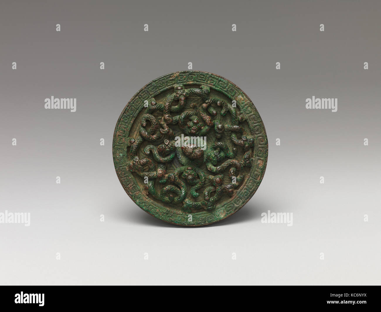 Specchio, dinastia Qin (221-206 a.C.), la Cina, bronzo, Diam. 2 15/16 in. (7.5 cm), specchi Foto Stock