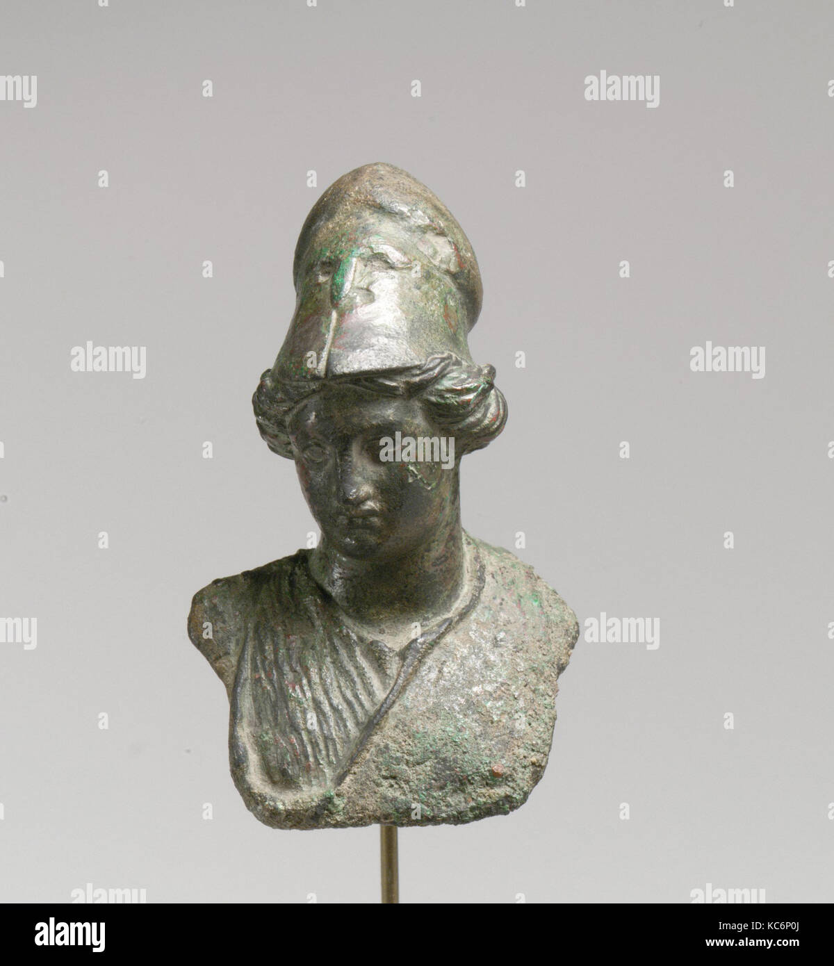 Busto in bronzo di Minerva, Imperiale, 1st-II secolo D.C., romana, bronzo, complessivo: 3 1/16 x 1 13/16 x 1 5/8 in. (7.8 x 4.6 x 4.1 Foto Stock