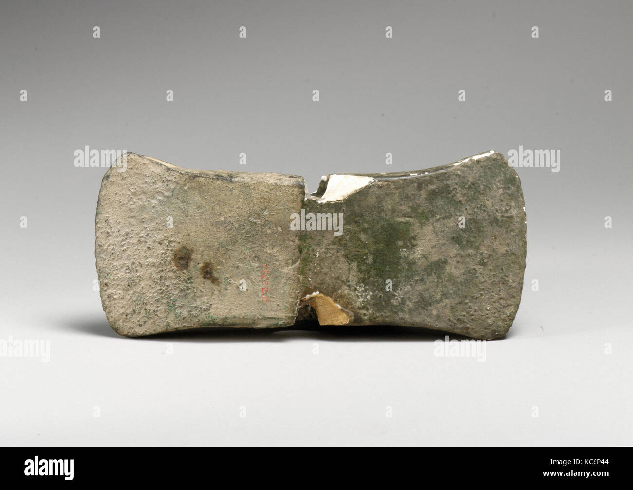 Bronzo frammentaria double ax, Early Minoan II-Late Minoan I, ca. 2900-1450 A.C., Minoan, Bronzo, non ripristinati L. 3. (7,5 cm Foto Stock