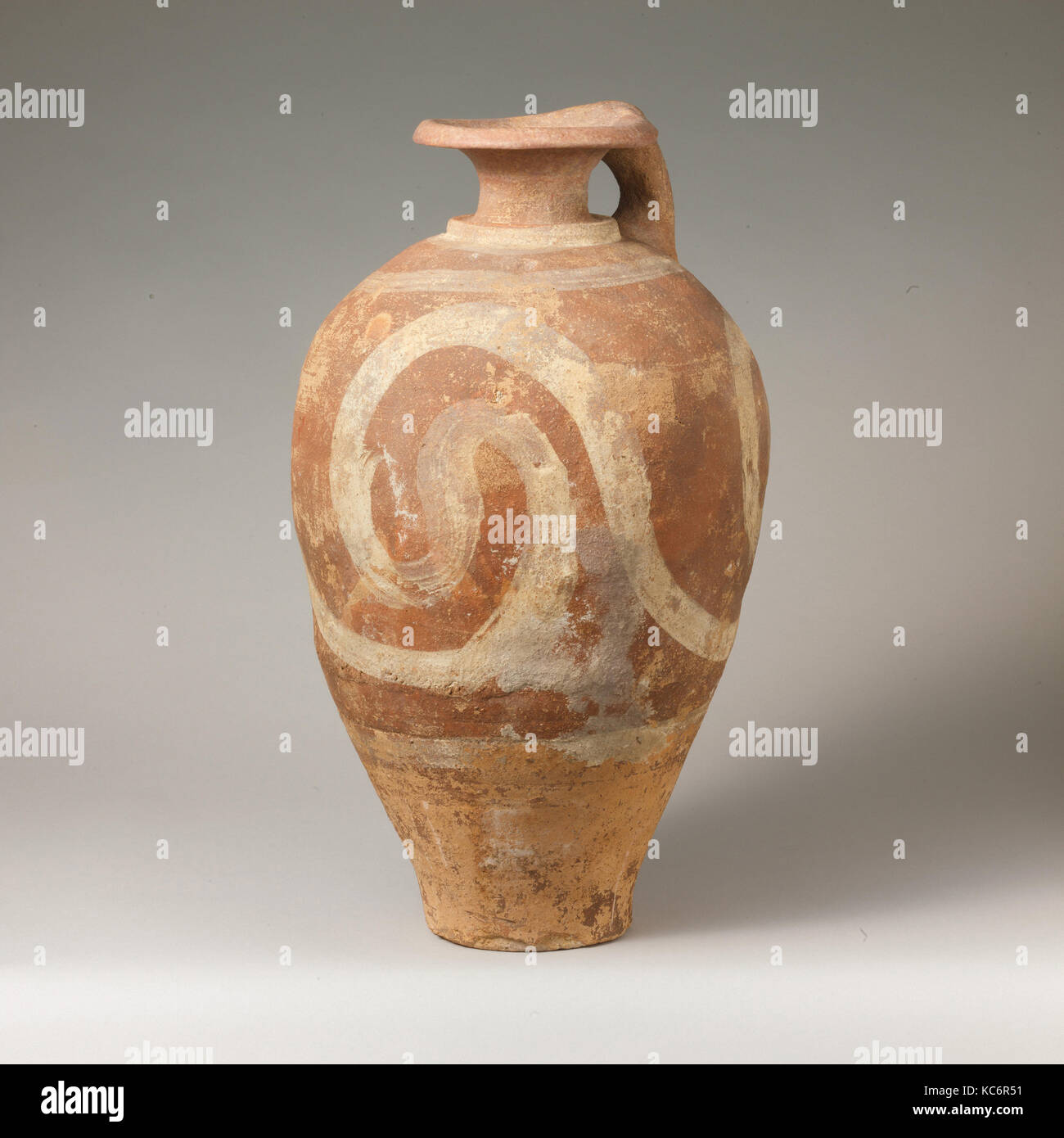 Brocca in terracotta con spirali, Middle Minoan IIIB, ca. 1700-1600 A.C., Minoan, terracotta; Luce-ON-dark ware, altezza totale 18 7/8 Foto Stock