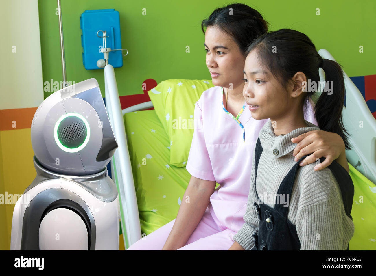 Consulente di robotica tecnologia di servizio nel settore sanitario smart hospital , l'intelligenza artificiale del concetto. Il Robot nella camera del paziente. Foto Stock