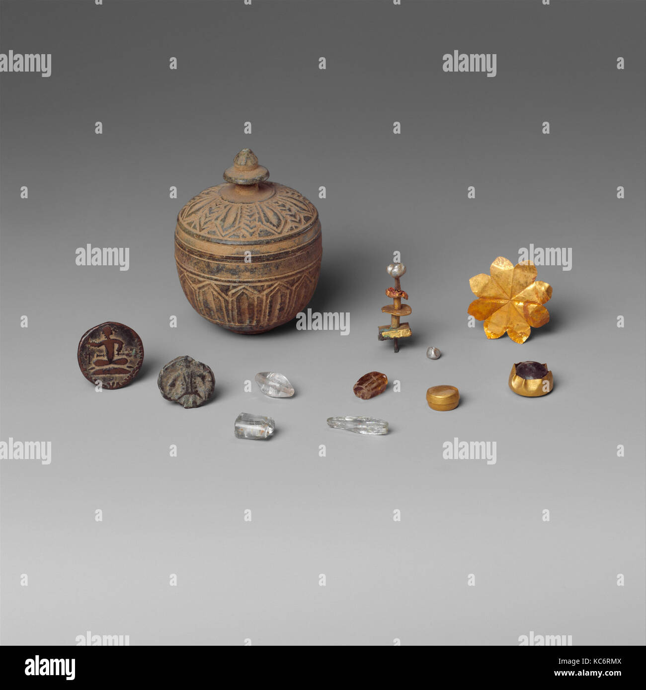 Reliquiario con contenuti, ca. 1° secolo, Pakistan (antica regione del Gandhara), scisto con oggetti di rame, oro Foto Stock