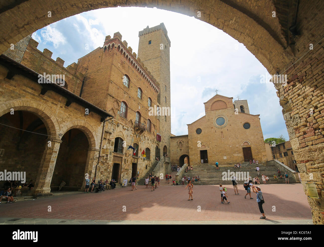 Torri medievali e la chiesa nel centro storico di San Gimignano, città delle belle torri in Toscana, Italia Foto Stock
