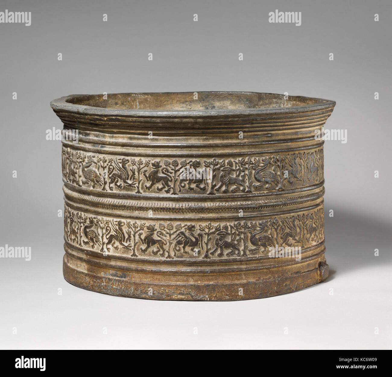 Cisterna, del XIII secolo, Francese, piombo, cast, complessivo: 13 3/8 x 22 1/4 in. (34 x 56,5 cm), Metalwork-Lead, simile cisterne di piombo Foto Stock