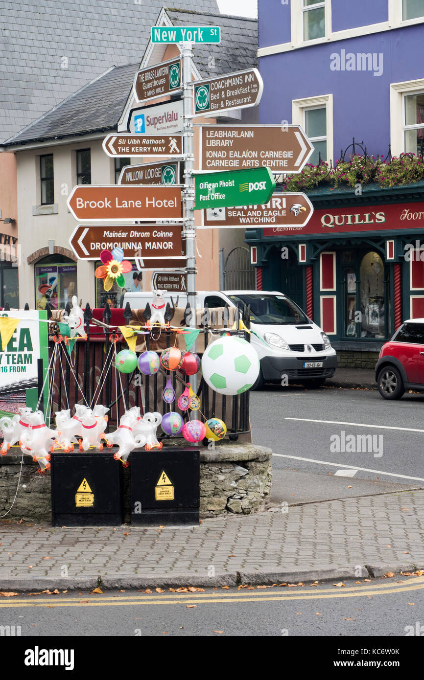 Segni di direzione, Kenmare, nella contea di Kerry, Irlanda Foto Stock