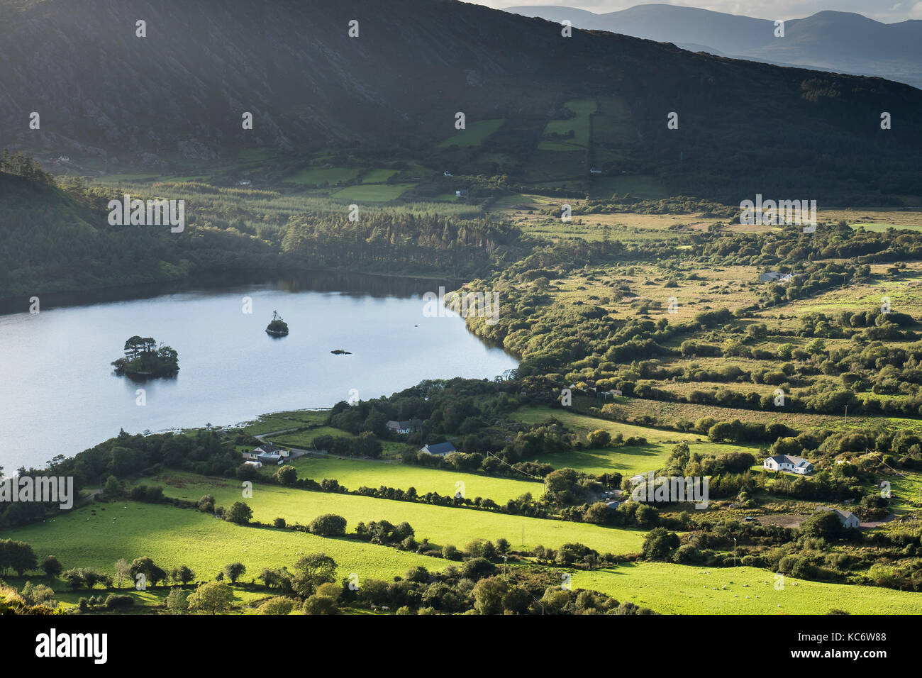 Glanmare lago dalla Healy Pass, penisola di Beara, nella contea di Kerry, Irlanda Foto Stock