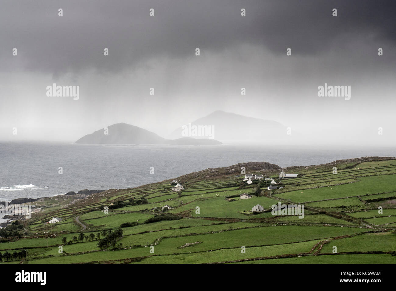 Le Isole Skellig dall'anello di Skellig, nella contea di Kerry, Irlanda Foto Stock
