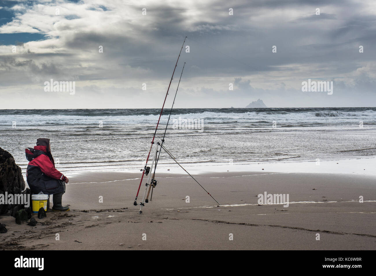 Spiaggia di fronte le Isole Skellig sull'anello di Skellig, nella contea di Kerry, Irlanda Foto Stock