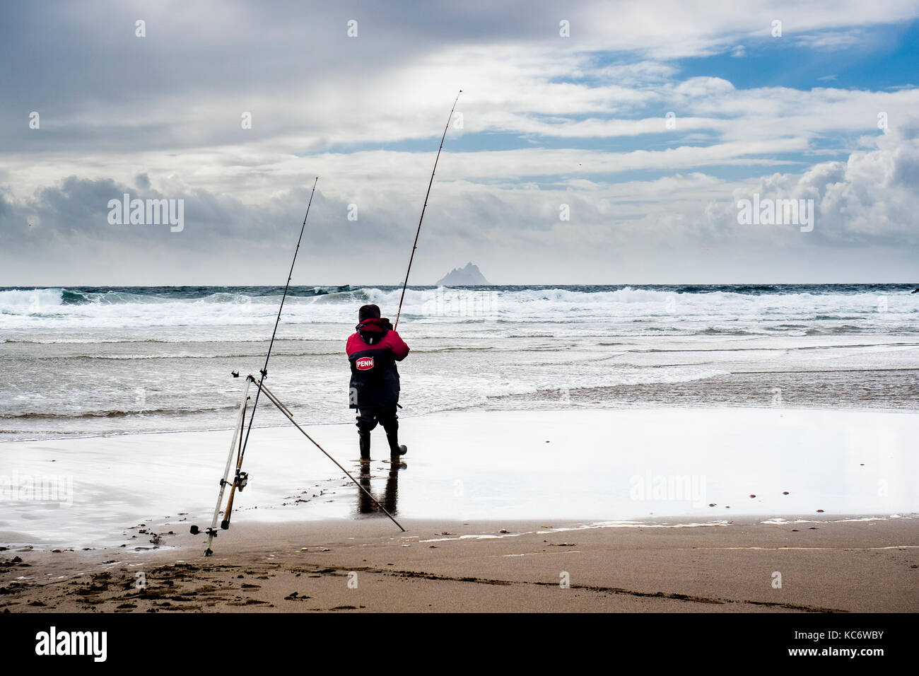 Spiaggia di fronte le Isole Skellig sull'anello di Skellig, nella contea di Kerry, Irlanda Foto Stock