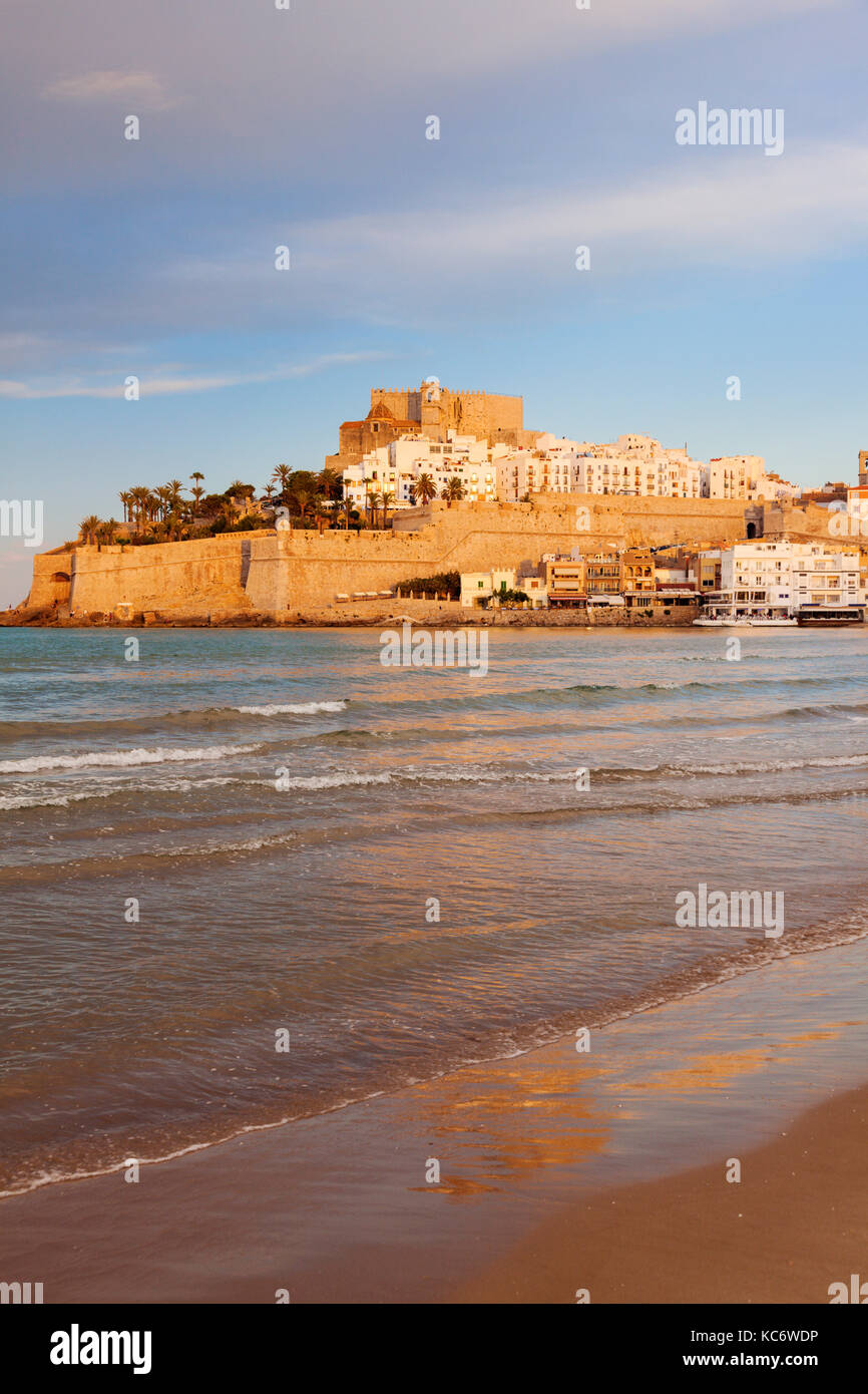 Spagna, Comunità valenciana, Peniscola, waterfront città sulla collina con il mare in primo piano Foto Stock