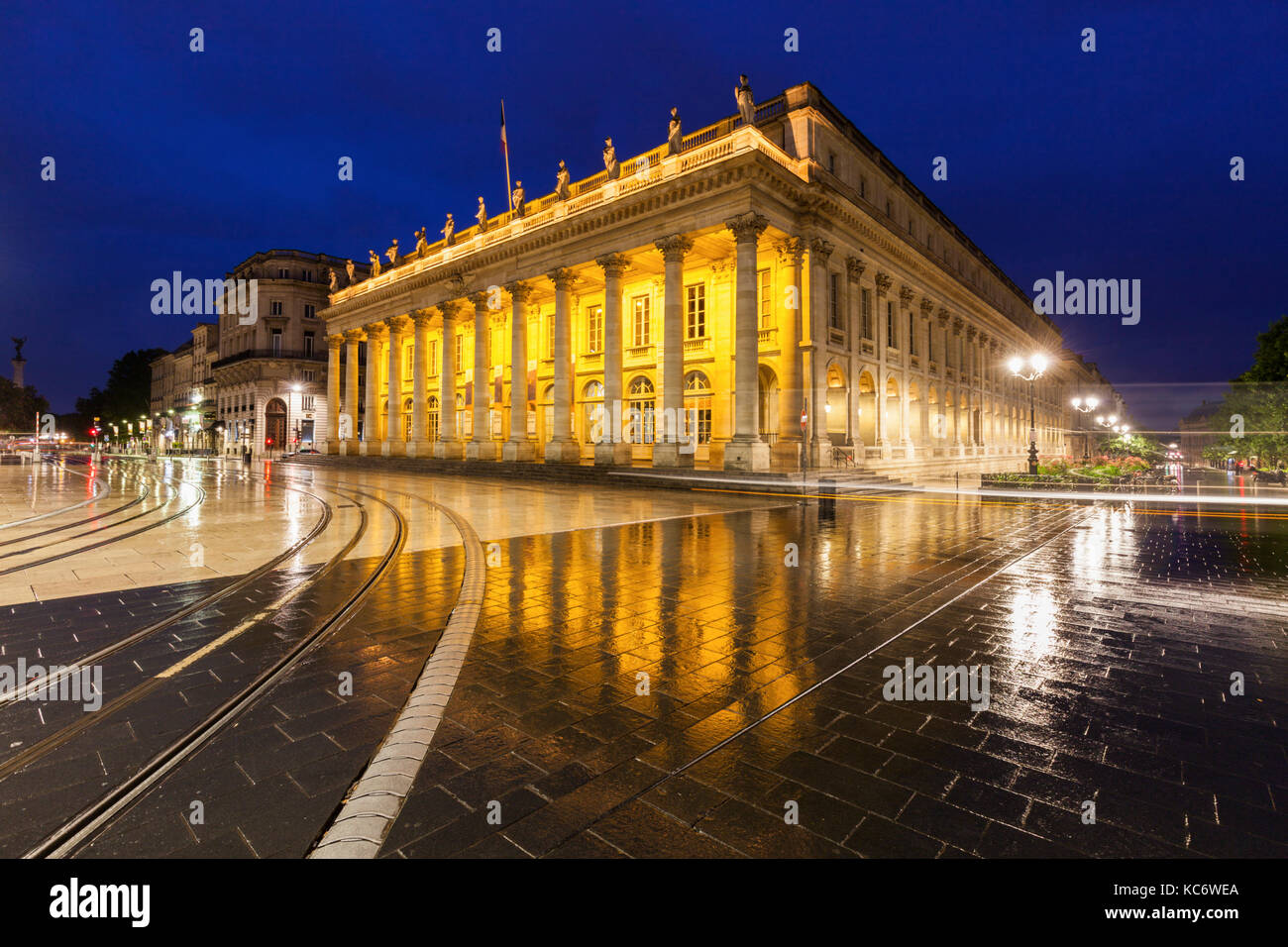 Francia, nouvelle-Aquitaine, bordeaux, il Grand Theatre de Bordeaux durante la notte in caso di pioggia Foto Stock