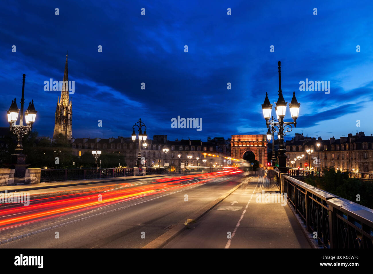 Francia, nouvelle-Aquitaine, bordeaux, cailhau gate, incidentali di persone e di automobili in una lunga esposizione Foto Stock