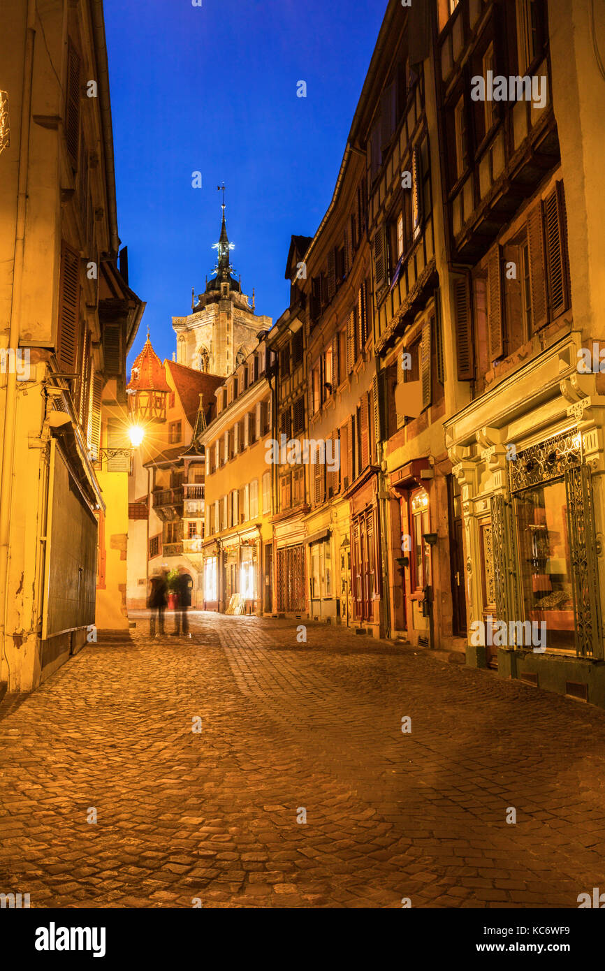 Francia, grand est, Colmar, incidentali persone in esposizione a lungo con la chiesa di st martin sfondo Foto Stock