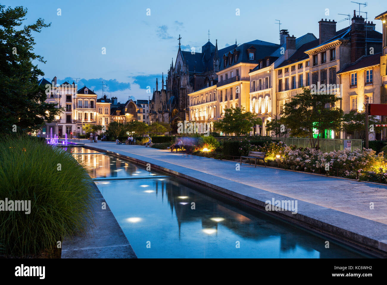 Francia, grand est, Troyes, passeggiata lungo Canal con edifici illuminati in background Foto Stock