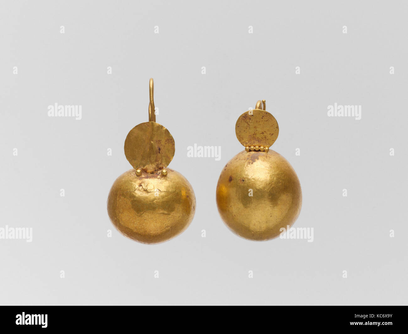 Orecchini in oro con disco convesso e piccolo disco, 1st-II secolo A.d Foto Stock