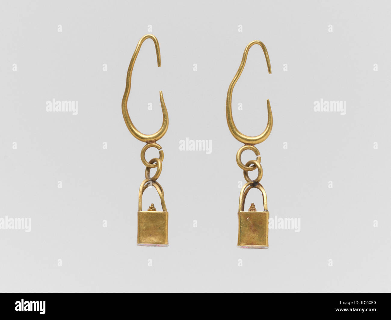 Paio di orecchini in oro con gabbia e la sfera pendenti, 7th-VI secolo A.C. Foto Stock