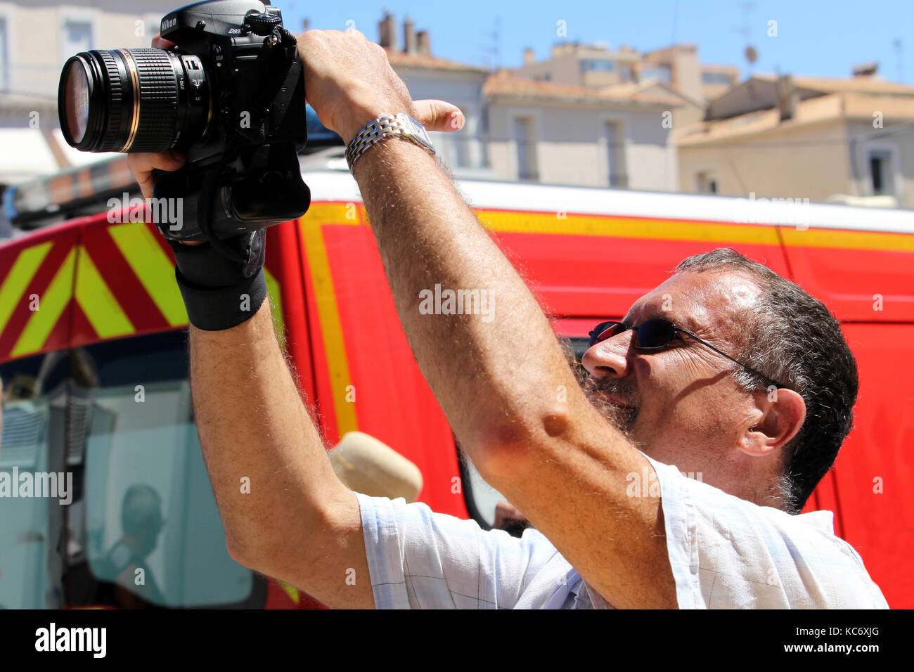 L'uomo prendendo un overhead shot in una giornata di sole con una nikon d800 DSLR Foto Stock