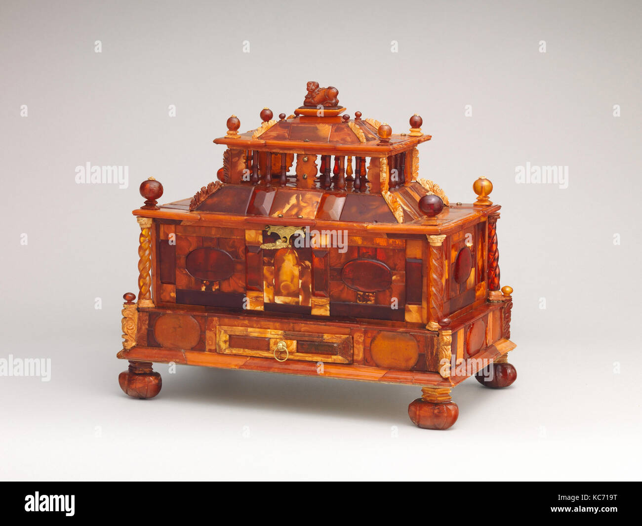 Scrigno, ca. 1680, polacco, Gdansk (Danzica), ambra, foglia d'oro, ottone dorato, legno, raso di seta, della carta, del complessivo: 11 13/16 × 13 × 8 1/4 Foto Stock