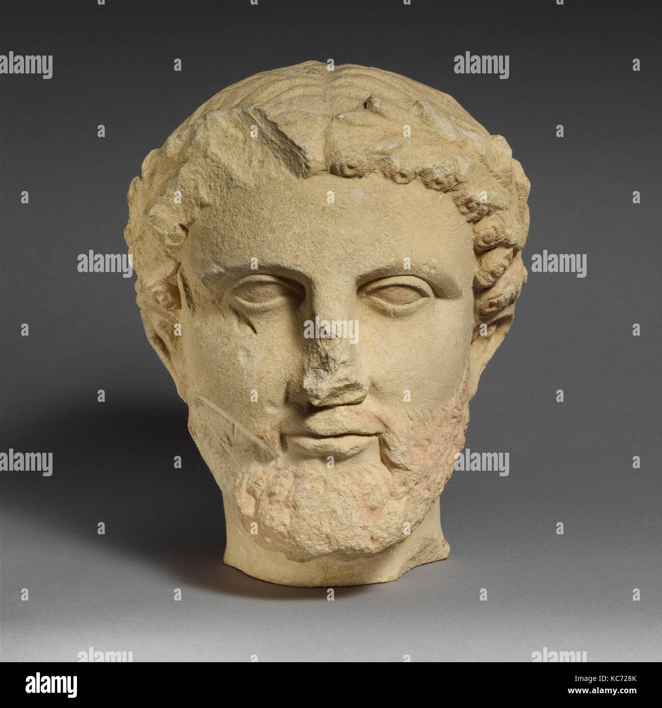 Calcare testa barbuto con una ghirlanda di foglie, II secolo A.C. Foto Stock