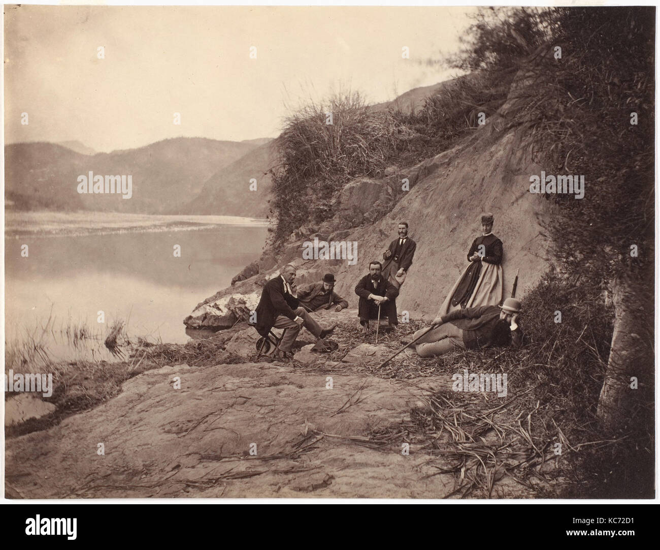 Gruppo di persone che pongono vicino al fiume, Lai Fong, ca. 1869 Foto Stock