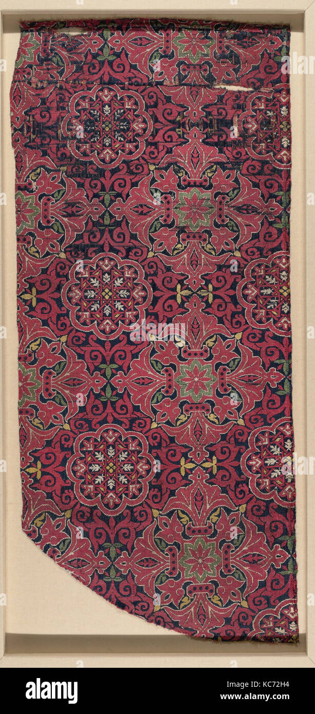 Un frammento, ca. 1470, attribuito alla Spagna, seta; lampasso, Tessile: H. 9 1/4 in. (23,5 cm), Textiles-Woven, disegni geometrici Foto Stock