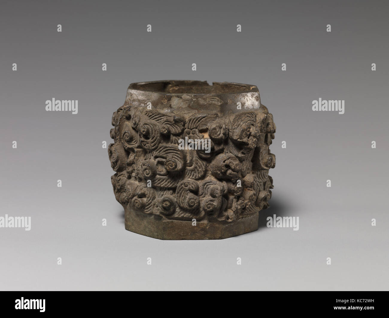 Anello, dinastia Qin (221-206 a.C.), la Cina, bronzo, H. 1 3/4 in. (4.4 cm); Diam. 1 7/8 in. (4,8 cm), lamiera Foto Stock