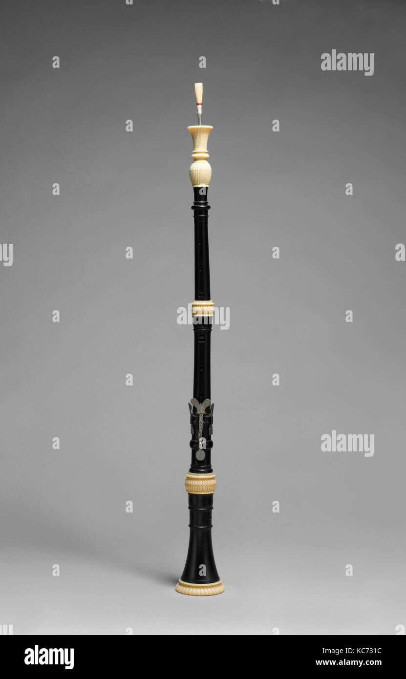 Oboe in C, prima del 1727, Amsterdam, Olandese, ebano e avorio, argento, Altezza: 22 1/2 in. (57,2 cm), Aerophone-Reed Foto Stock