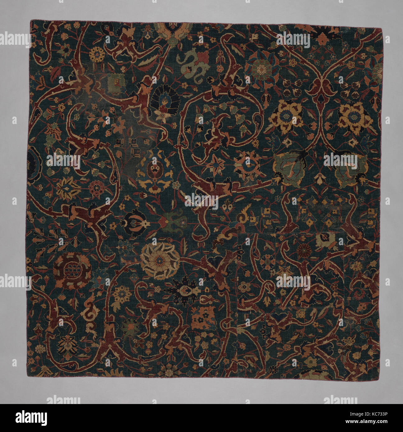 Blu-massa frammento di tappeti con motivi floreali di scorrimento vitigni, xvii secolo Foto Stock