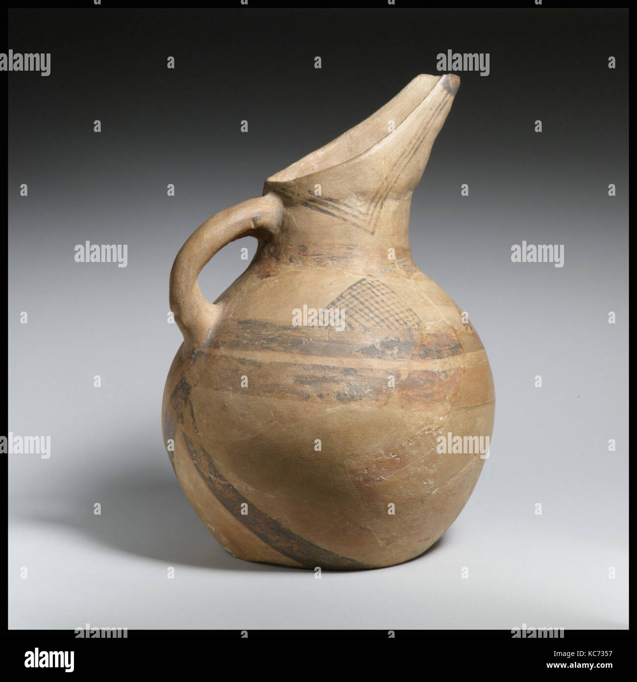 Brocca in terracotta, Early Minoan II, ca. 2900-2300 A.C., Minoan, terracotta; Koumasa ware, H. 9 1/8 in. (23,2 cm.), vasi decorati Foto Stock