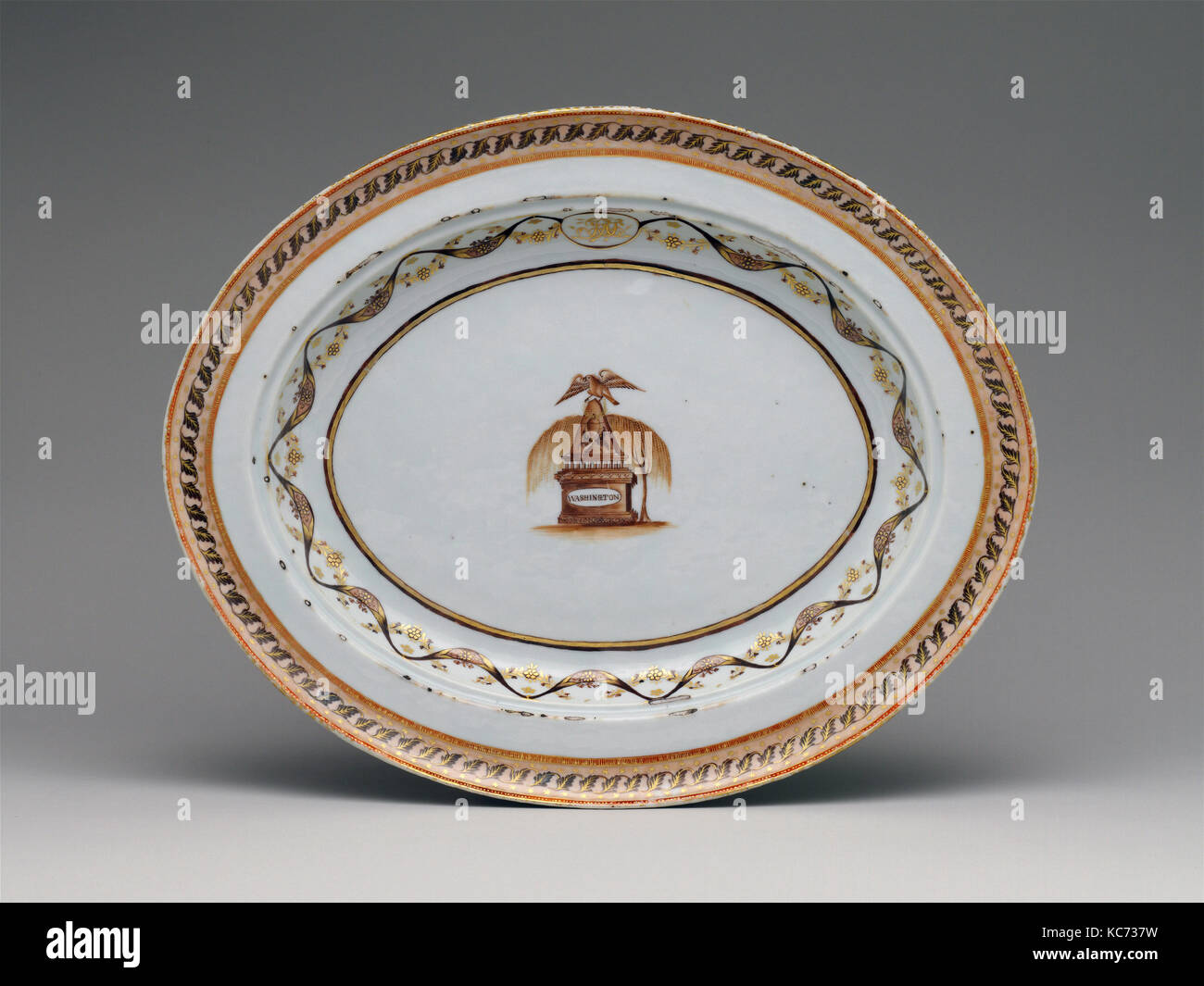 Piatto, 1800-1810, realizzata in Cina, cinese per il mercato americano, porcellana, 11 7/8 x 14 11/16 in. (30,2 x 37,3 cm), Ceramica Foto Stock