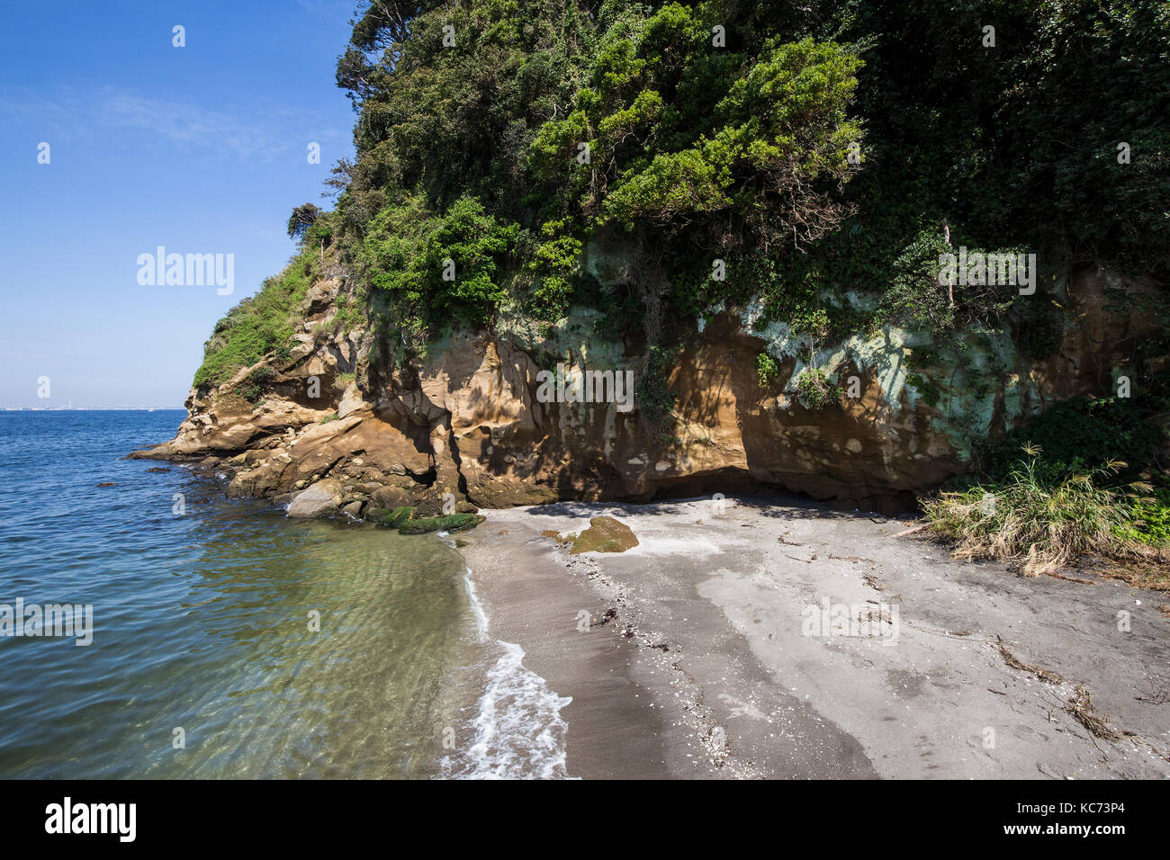 Sarushima beach - sarushima è Tokyo Bay è solo disabitata e isola naturale ed è piena di storia che una volta era una fortezza di barriera che proteggeva le t Foto Stock