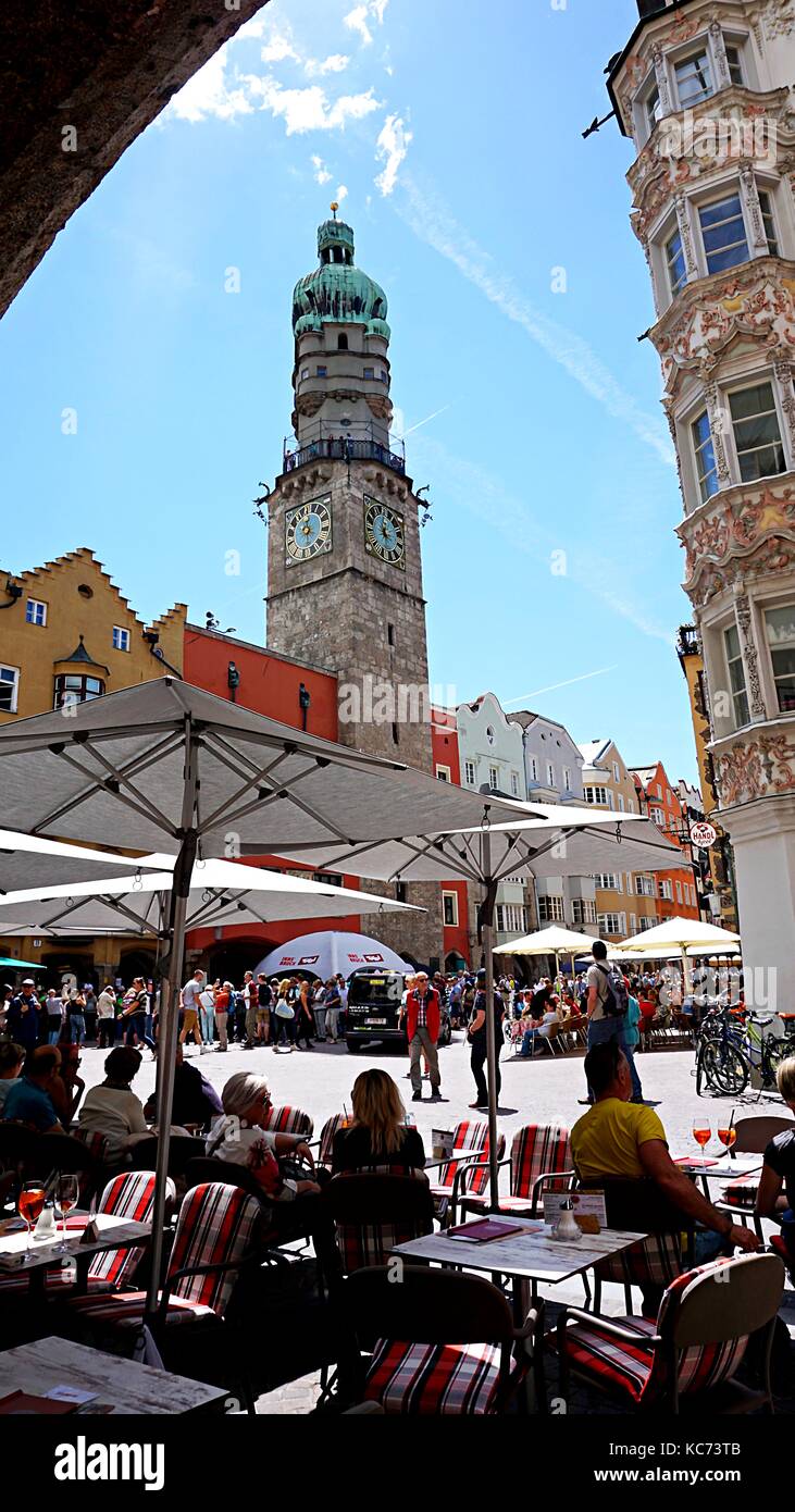 Torre Stadtturm o Rathaus Innsbruck, torre municipale nel centro storico di Innsbruck, Tirolo, Austria Foto Stock