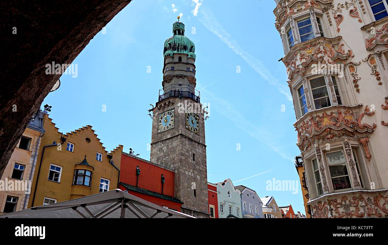 Torre Stadtturm o Rathaus Innsbruck, torre municipale nel centro storico di Innsbruck, Tirolo, Austria Foto Stock