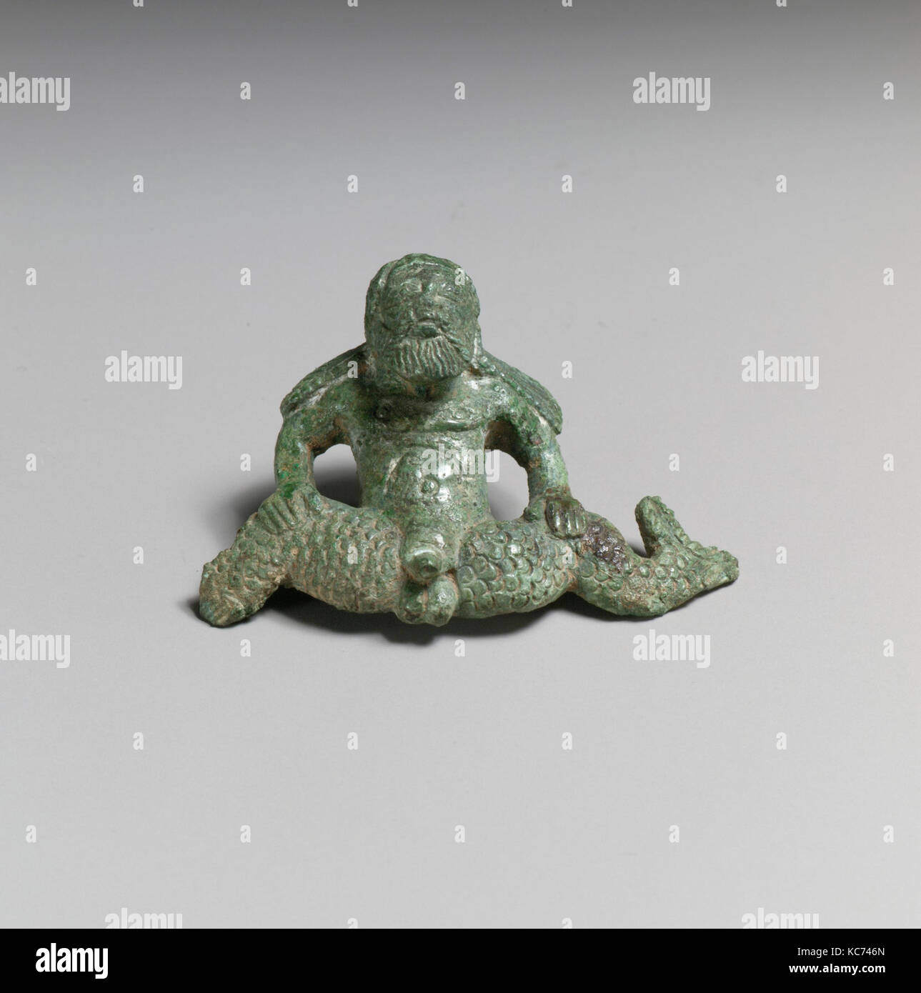 Casco di bronzo allegato nella forma di un tritone, VI secolo A.C. Foto Stock