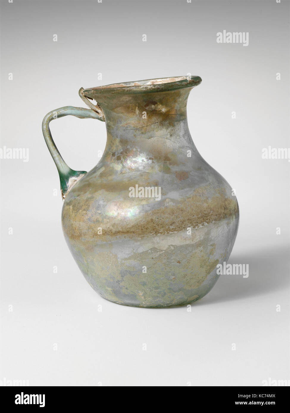 Caraffa di vetro, Imperiale, 1st-III secolo D.C., romana, vetro soffiato, H.: 3 9/16 in. (9 cm), vetro traslucido verde blu; maniglia Foto Stock