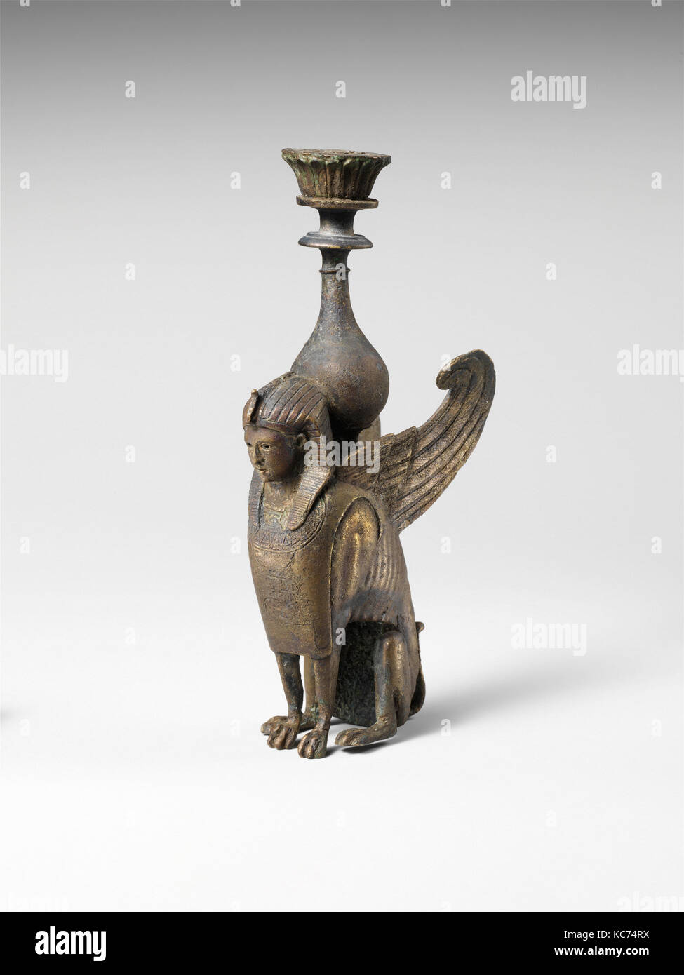 Ornamento di bronzo in forma di un maschio seduto sphinx, ca. 27 A.C.-A.D. 14 Foto Stock