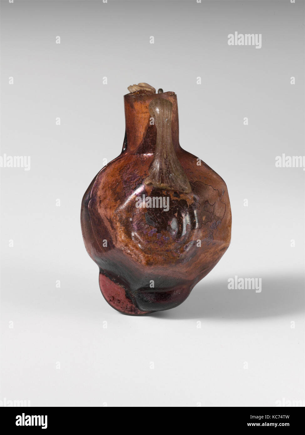 Vetro multi-sided bottiglia, inizio imperiale, i secolo D.C., romana, vetro; insufflato in uno stampo in due parti, H.: 2 1/2 in. (6,4 cm Foto Stock
