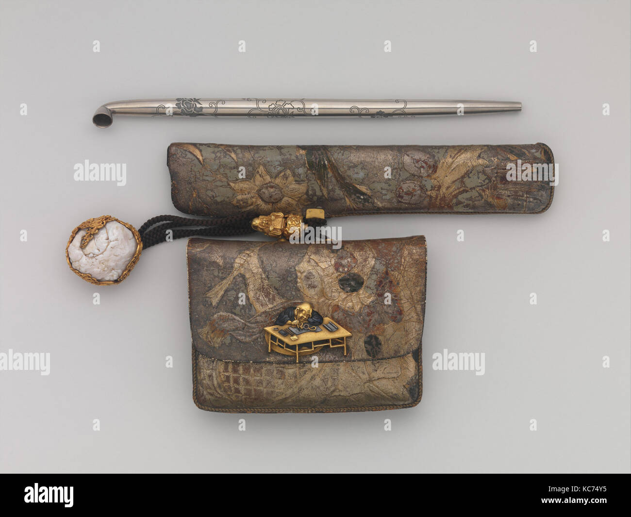 Custodia di tabacco e il tubo con Netsuke di acqua dolce perla in oro Mount, XVIII secolo Foto Stock